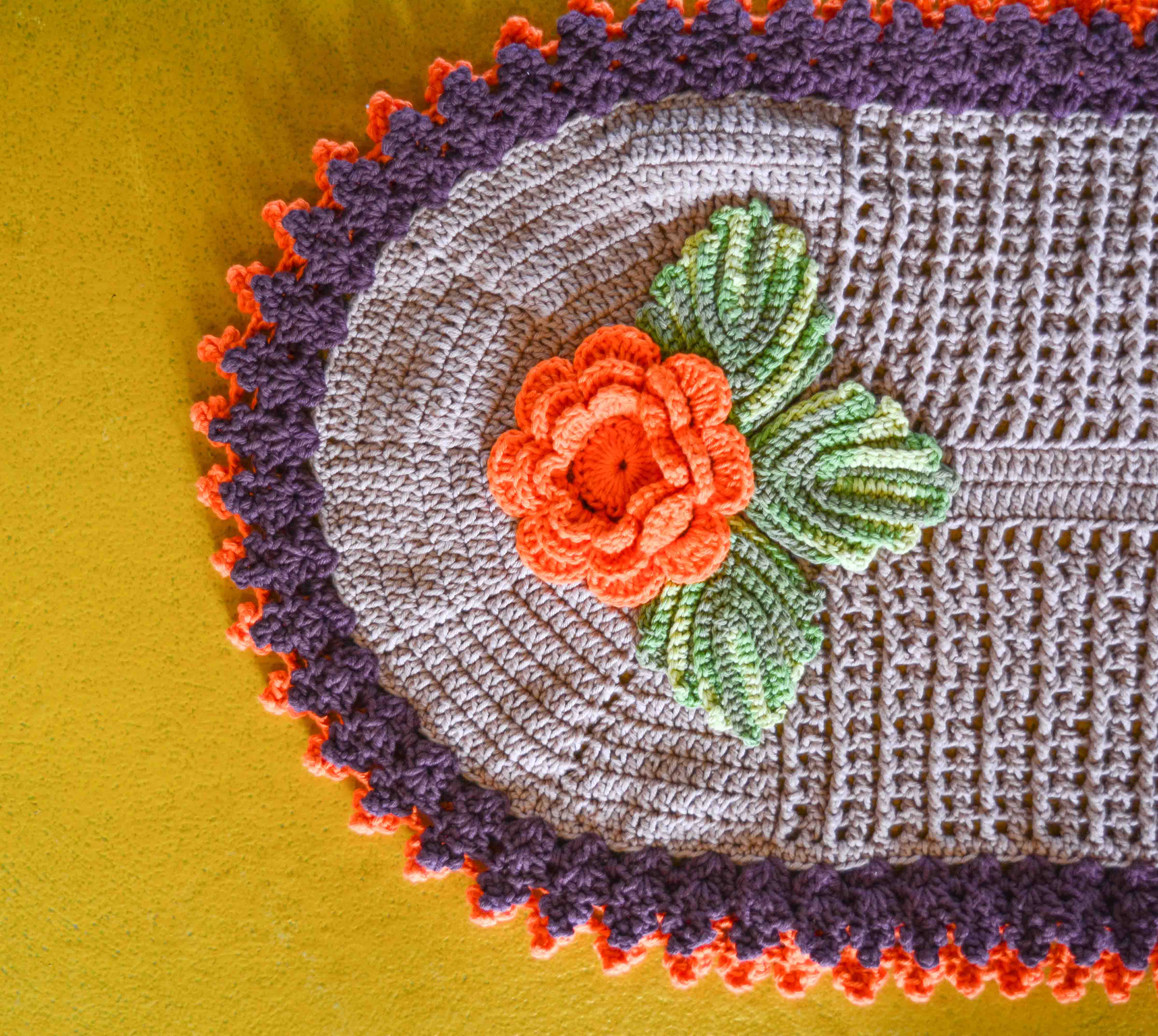 Tapete Bege Flor Laranja