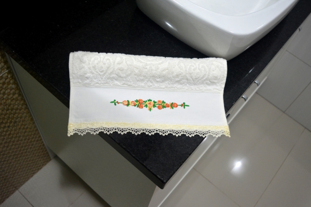 Toalha Bordada Rosinhas