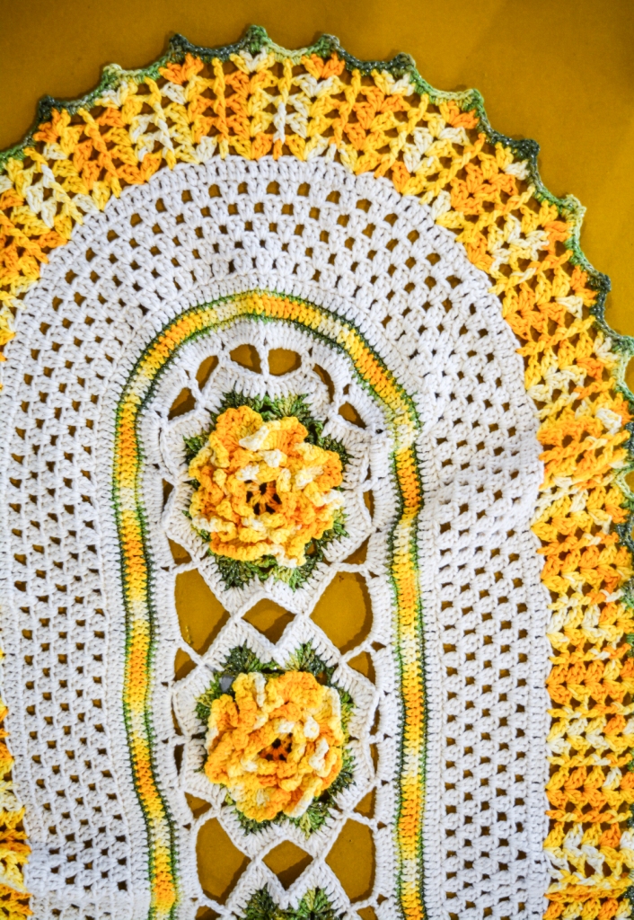 Tapete Oval Amarelo