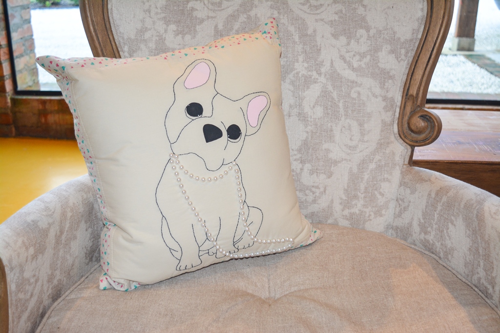 ALMOFADA BULLDOG COM COLAR DE PÉROLAS