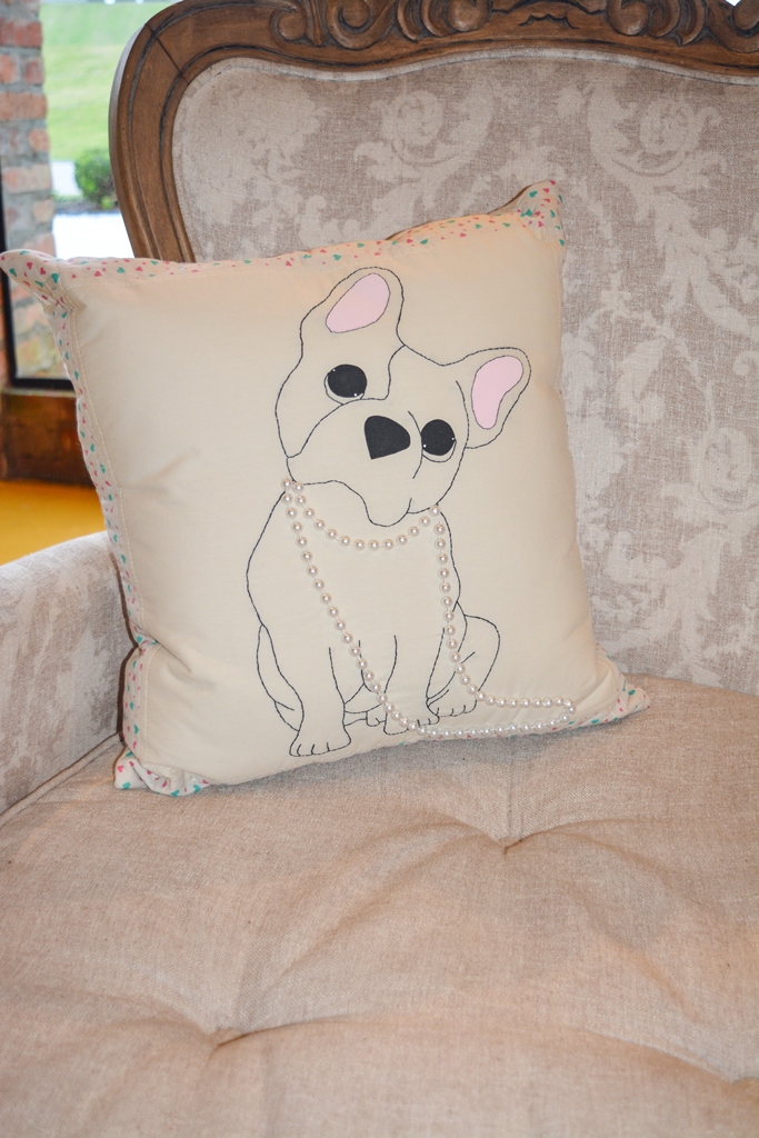 ALMOFADA BULLDOG COM COLAR DE PÉROLAS