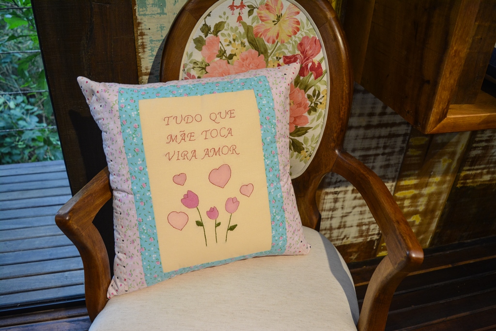 Almofada Mãe com pintura e bordado