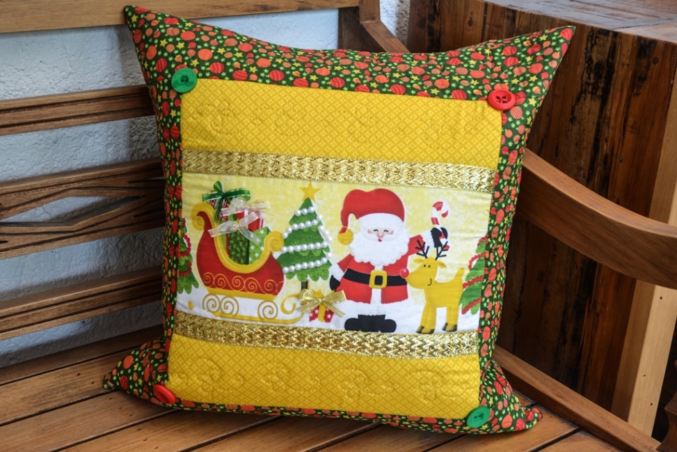 Capa de almofada Natal com fitas e botões
