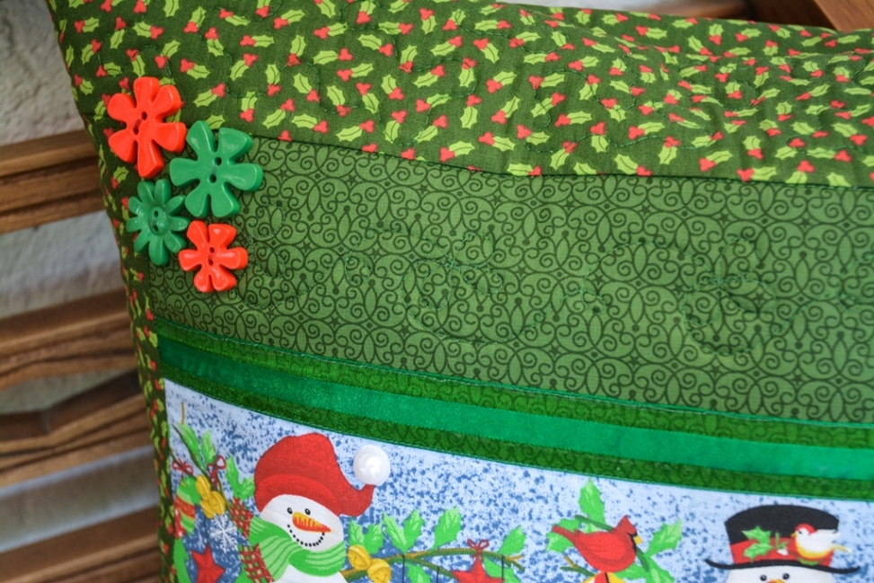 Capa de almofada Natal com fitas e botões