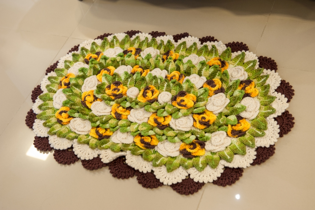 Tapete Oval com Muitas Flores e Folhas