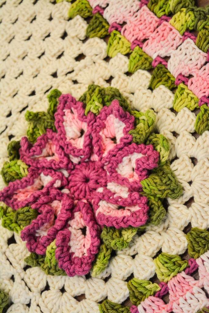 Tapete Natural com Flores Roxas