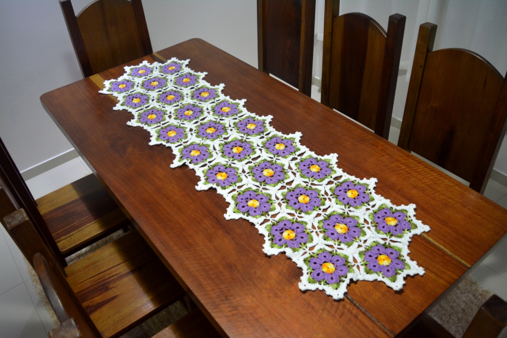 Trilho de Mesa Duna com Flores Lilases