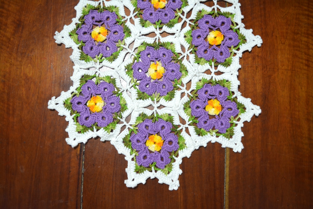 Trilho de Mesa Duna com Flores Lilases