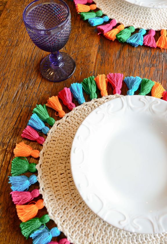 Individual con Borlas Coloridas